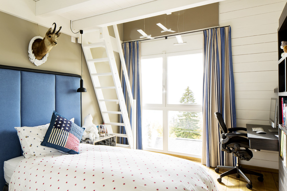 Foto de dormitorio infantil actual con paredes beige y suelo de madera en tonos medios