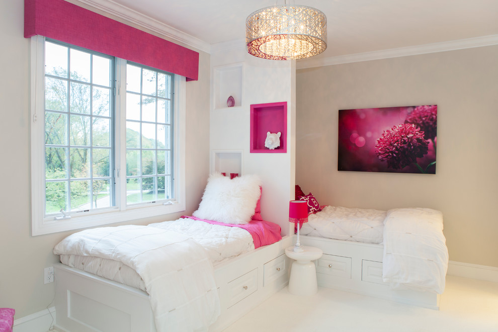 Foto på ett mellanstort funkis flickrum kombinerat med sovrum och för 4-10-åringar, med beige väggar och heltäckningsmatta