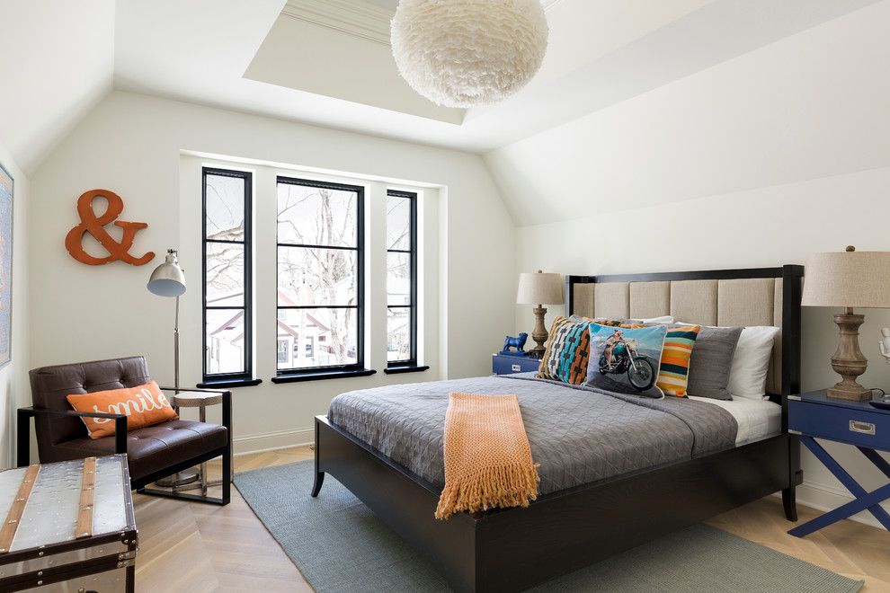Neutrales Mediterranes Jugendzimmer mit hellem Holzboden, Schlafplatz, weißer Wandfarbe und beigem Boden in Minneapolis