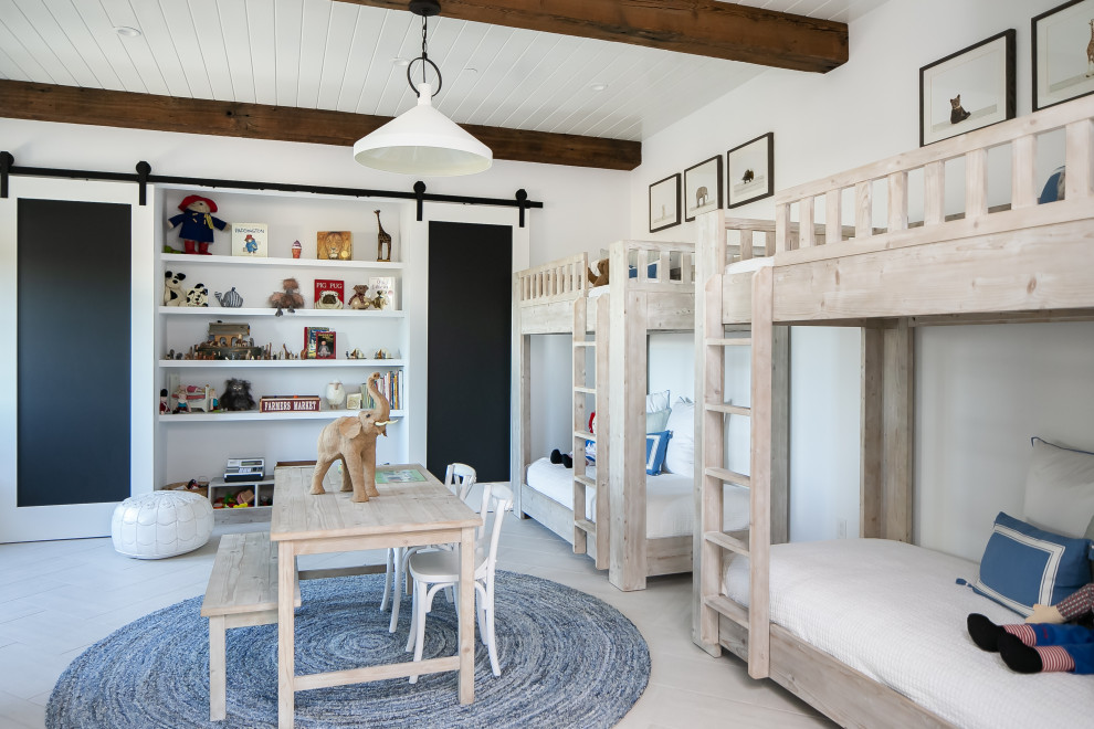 Ejemplo de dormitorio infantil de 4 a 10 años campestre con paredes blancas, suelo de madera clara, suelo beige, vigas vistas y machihembrado