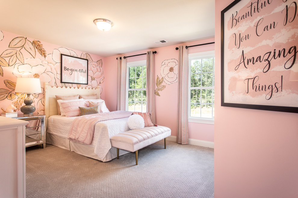 Idéer för att renovera ett mellanstort eklektiskt flickrum kombinerat med sovrum och för 4-10-åringar, med rosa väggar, heltäckningsmatta och grått golv