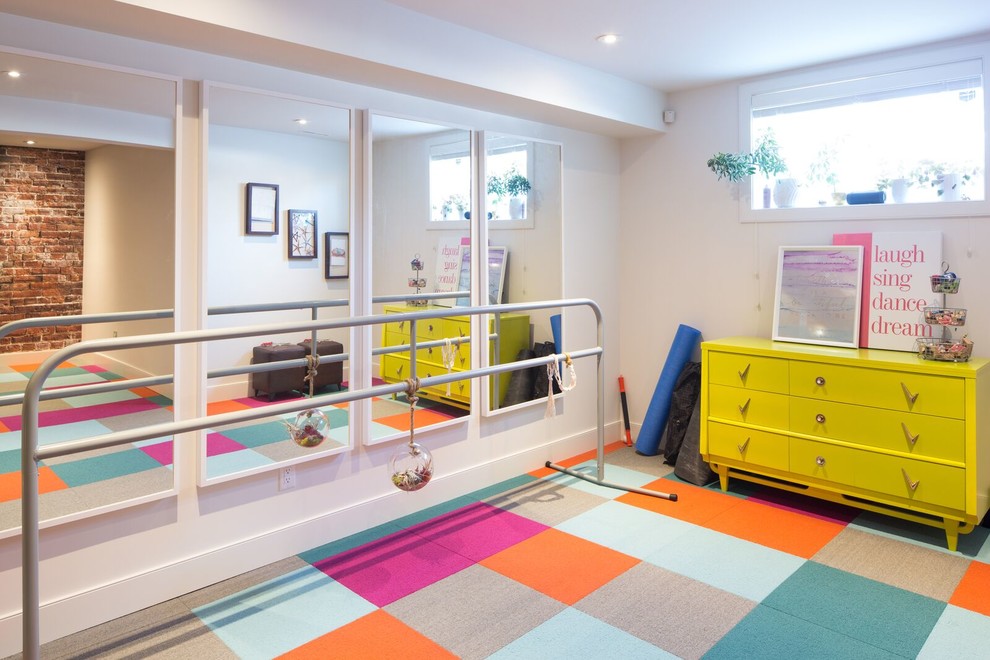 Aménagement d'une grande chambre d'enfant éclectique avec un mur blanc, moquette et un sol multicolore.