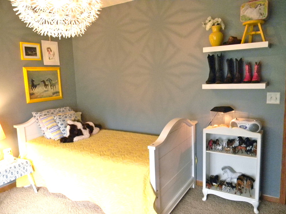 Eklektisches Mädchenzimmer mit Schlafplatz, blauer Wandfarbe und Teppichboden in Sonstige