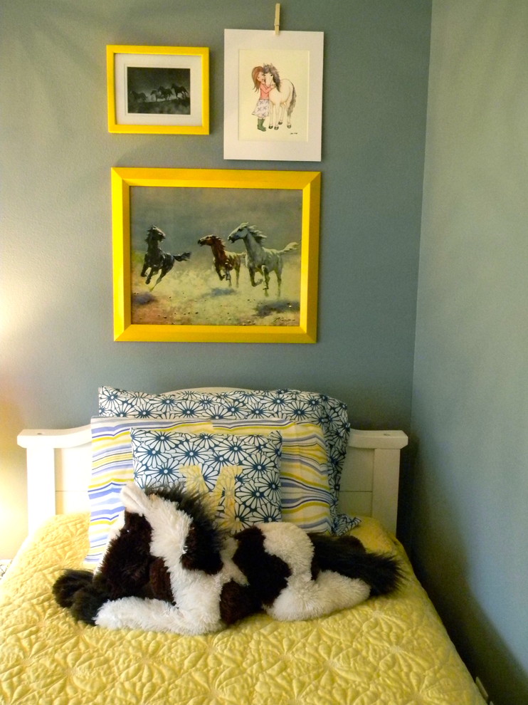 Immagine di una cameretta per bambini bohémian con pareti blu