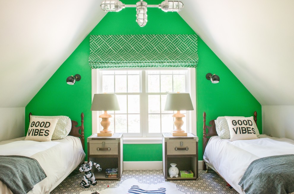 На фото: детская среднего размера в стиле фьюжн с спальным местом, зелеными стенами, ковровым покрытием и серым полом для мальчика, ребенка от 4 до 10 лет с