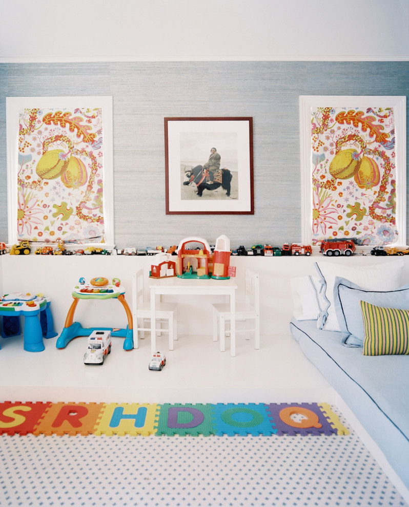 Immagine di una stanza dei giochi eclettica con pareti multicolore
