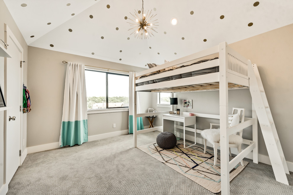 Exempel på ett klassiskt barnrum kombinerat med sovrum, med beige väggar, heltäckningsmatta och grått golv