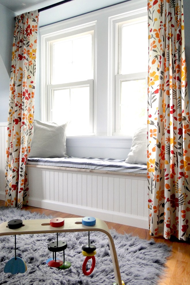 Exemple d'une chambre neutre tendance avec un sol en bois brun et un mur bleu.