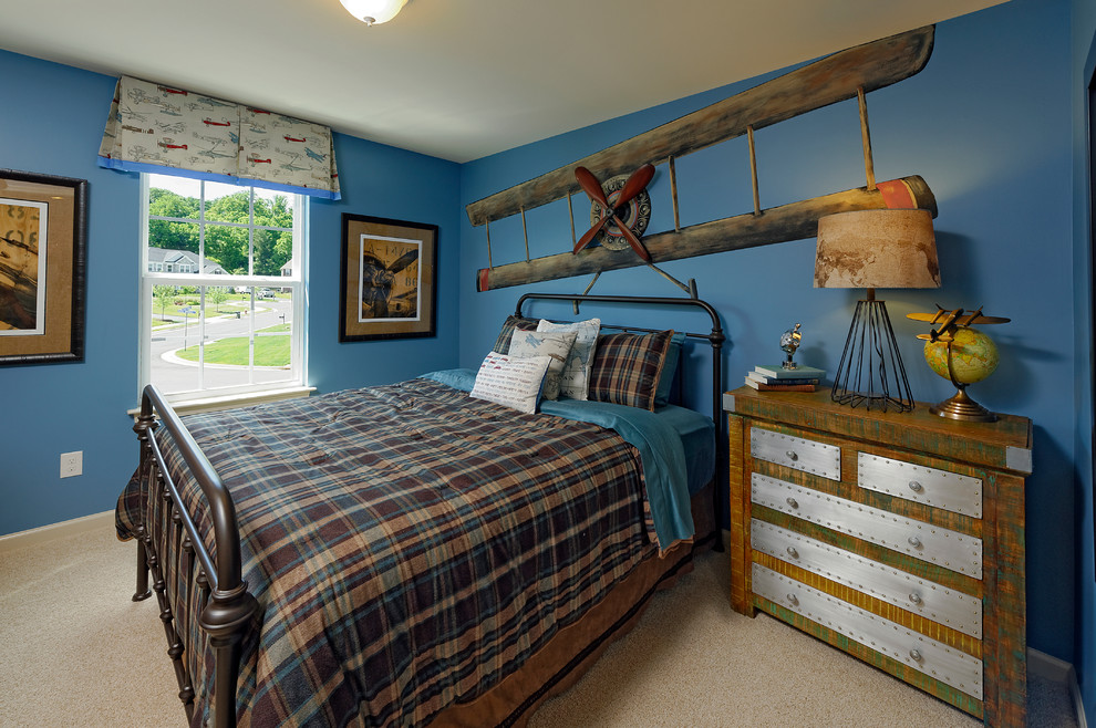 Exempel på ett industriellt barnrum kombinerat med sovrum, med blå väggar och heltäckningsmatta