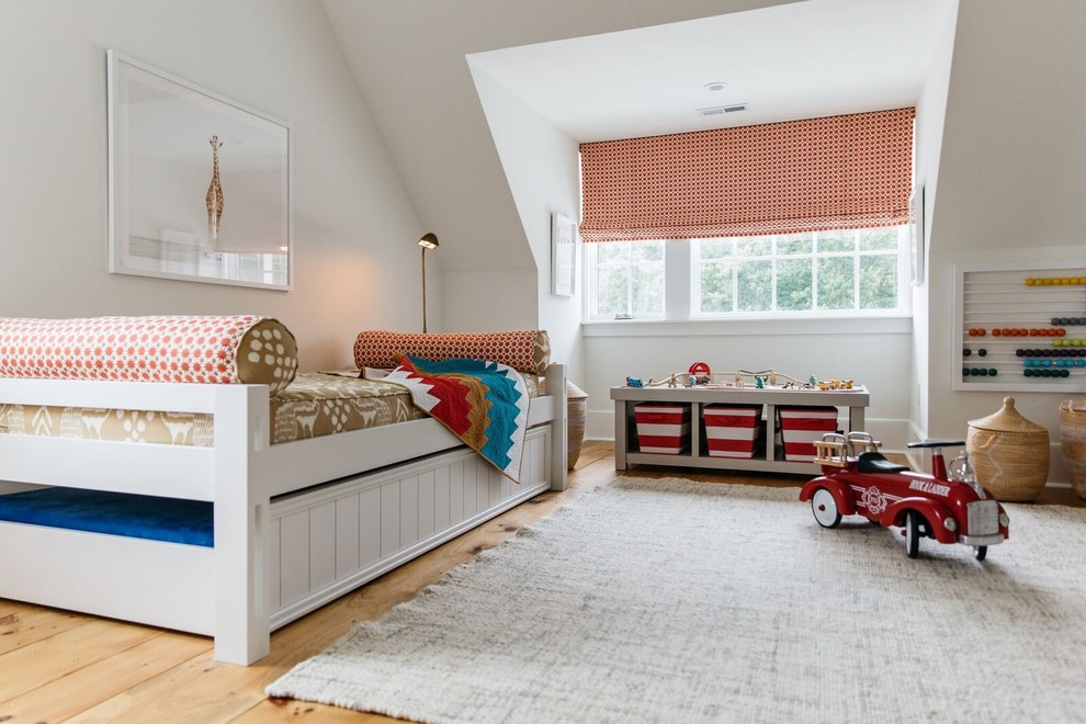 Modelo de dormitorio infantil de 1 a 3 años de estilo de casa de campo con paredes blancas, suelo marrón y suelo de madera en tonos medios