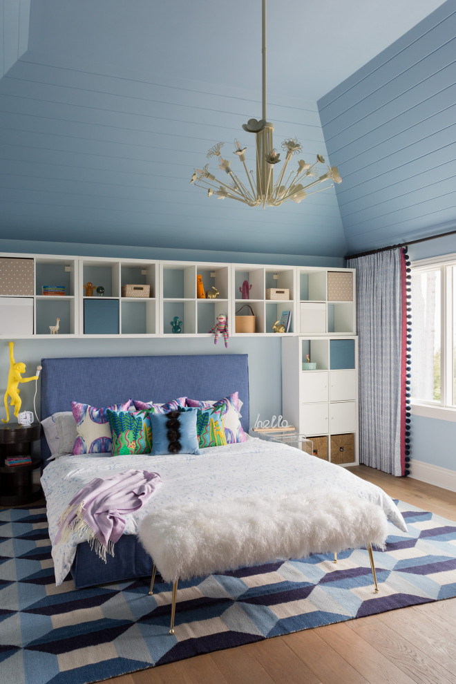 Modernes Kinderzimmer mit blauer Wandfarbe, Schlafplatz, hellem Holzboden, Holzdielendecke und gewölbter Decke in Houston