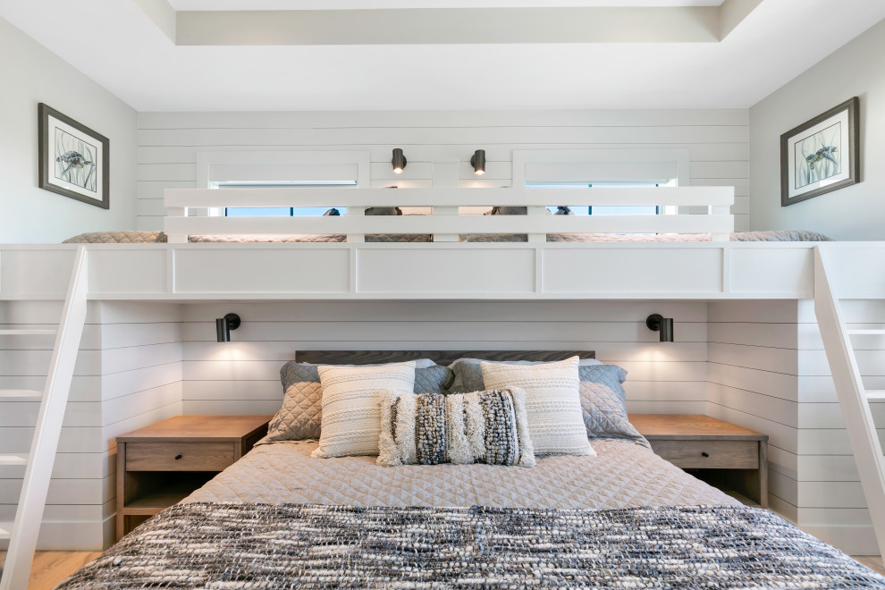 Mittelgroßes, Neutrales Maritimes Jugendzimmer mit Schlafplatz, weißer Wandfarbe, beigem Boden und Holzdielenwänden in Tampa