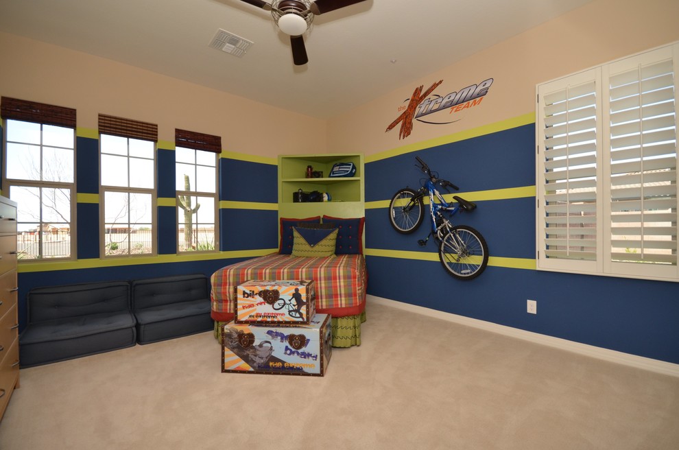 Exempel på ett mellanstort klassiskt pojkrum kombinerat med sovrum och för 4-10-åringar, med flerfärgade väggar och heltäckningsmatta