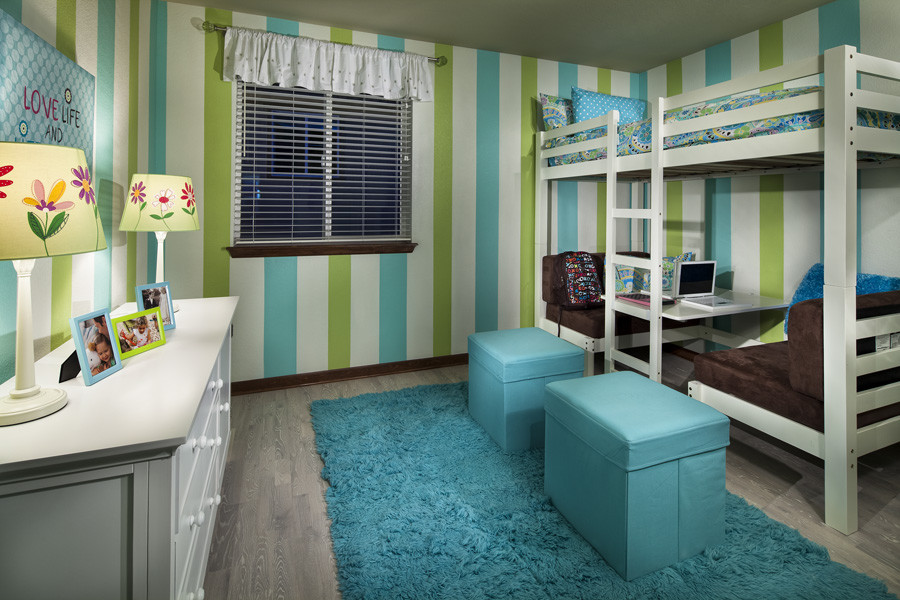 Aménagement d'une chambre d'enfant contemporaine avec un lit superposé.