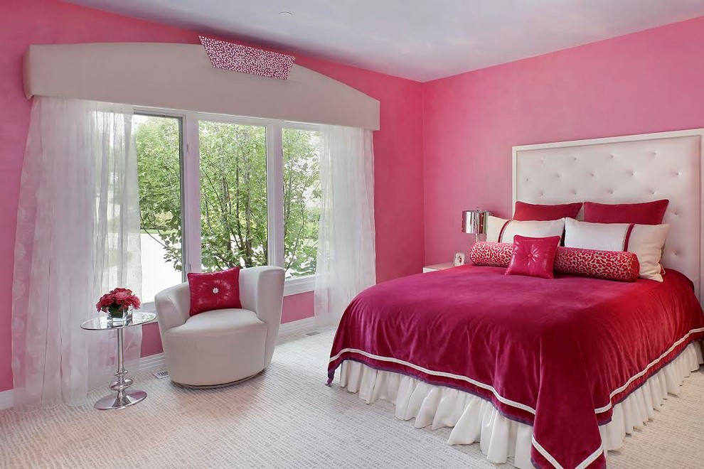 Inspiration för mellanstora moderna barnrum kombinerat med sovrum, med rosa väggar, heltäckningsmatta och beiget golv