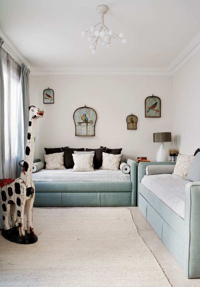 Idéer för ett mellanstort klassiskt könsneutralt barnrum kombinerat med sovrum och för 4-10-åringar, med travertin golv och rosa väggar