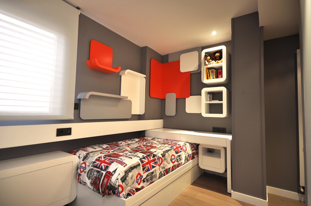Mittelgroßes Modernes Jungszimmer mit Schlafplatz, bunten Wänden und braunem Holzboden in Madrid