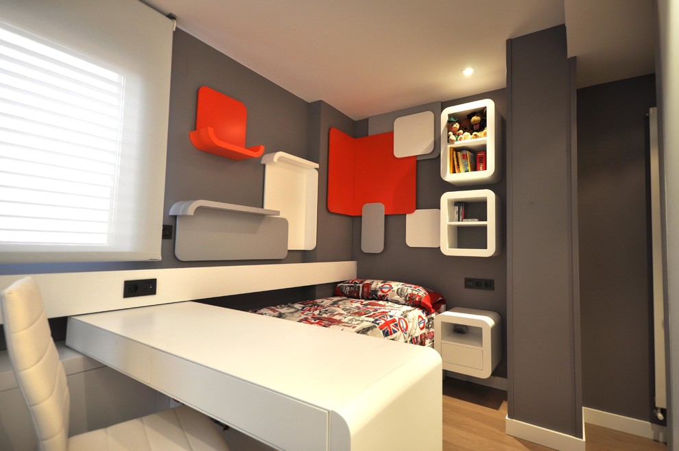 Foto de dormitorio infantil de 4 a 10 años actual de tamaño medio con paredes grises y suelo de madera en tonos medios