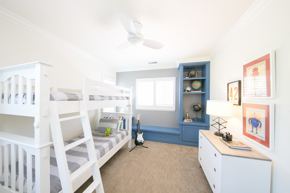 Imagen de dormitorio infantil de 4 a 10 años costero con paredes grises, moqueta y suelo beige
