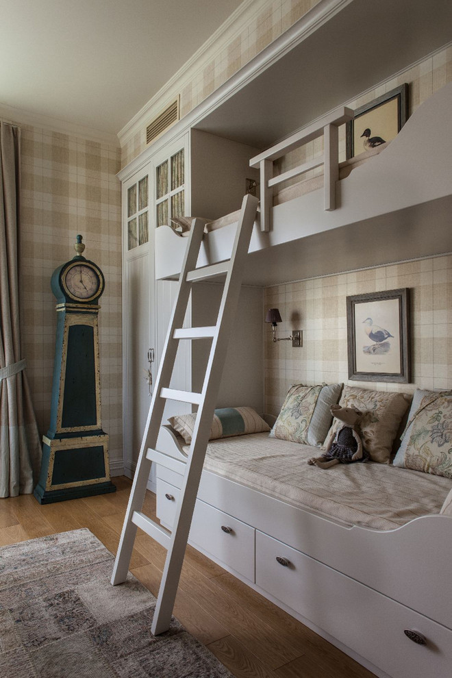 Inspiration för ett funkis pojkrum kombinerat med sovrum, med mellanmörkt trägolv och beige väggar