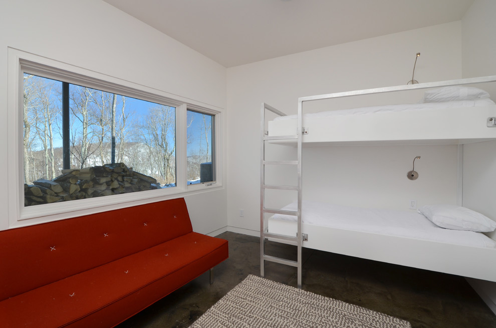 Cette photo montre une chambre d'enfant moderne de taille moyenne avec un mur blanc, sol en béton ciré et un sol gris.