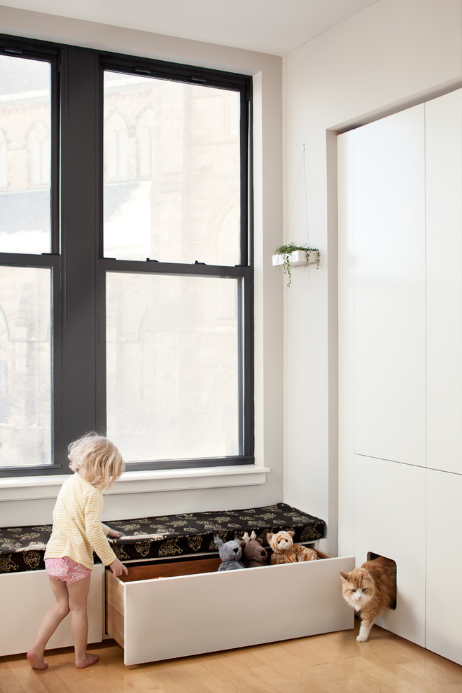 Источник вдохновения для домашнего уюта: нейтральная детская с игровой среднего размера в стиле модернизм с серыми стенами и светлым паркетным полом