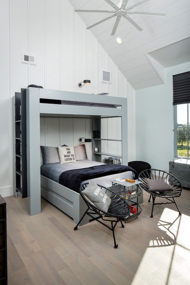 Imagen de dormitorio infantil de estilo de casa de campo grande con paredes blancas, suelo de madera en tonos medios y suelo gris