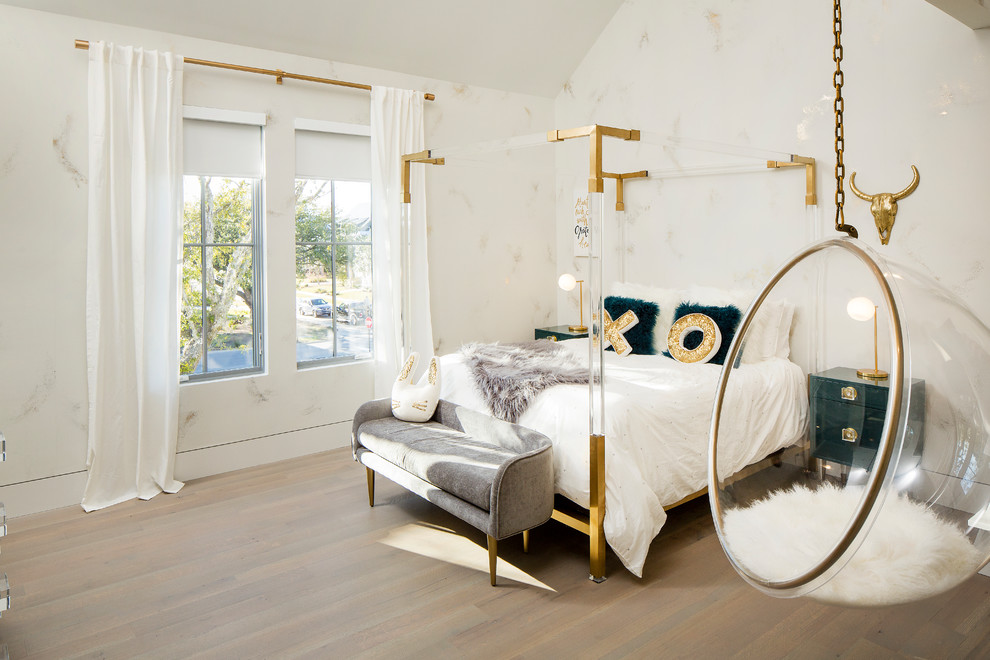 Ejemplo de dormitorio infantil actual grande con paredes multicolor, suelo de madera en tonos medios y suelo gris