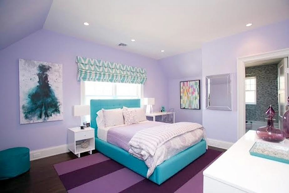 Foto di una cameretta per bambini chic di medie dimensioni con pareti viola e parquet scuro