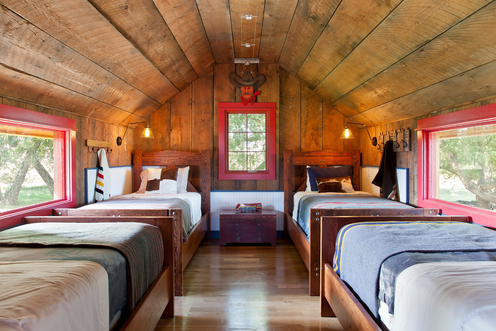 Idéer för ett mellanstort rustikt pojkrum kombinerat med sovrum och för 4-10-åringar, med ljust trägolv, bruna väggar och brunt golv