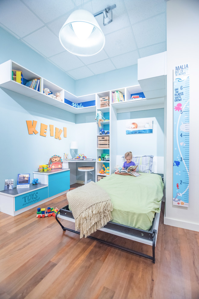 Idéer för att renovera ett litet funkis könsneutralt barnrum kombinerat med sovrum och för 4-10-åringar, med blå väggar och mellanmörkt trägolv