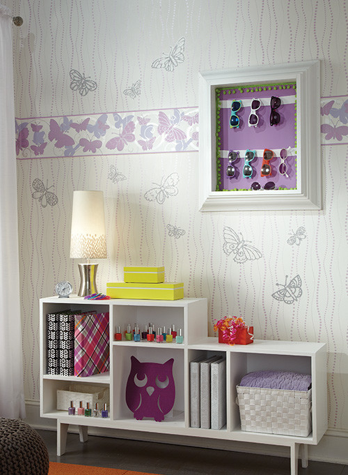Cette photo montre une chambre d'enfant chic de taille moyenne avec un mur multicolore, sol en béton ciré et un sol gris.