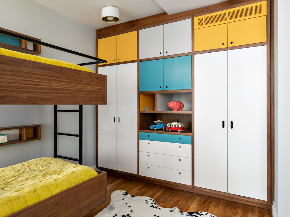 Idées déco pour une chambre d'enfant de 4 à 10 ans rétro avec un mur gris, un sol en bois brun et un lit superposé.