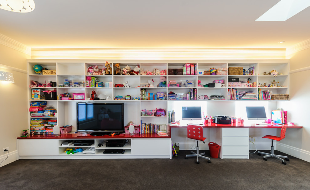Immagine di una grande cameretta per bambini minimalista con pareti bianche, moquette e pavimento grigio