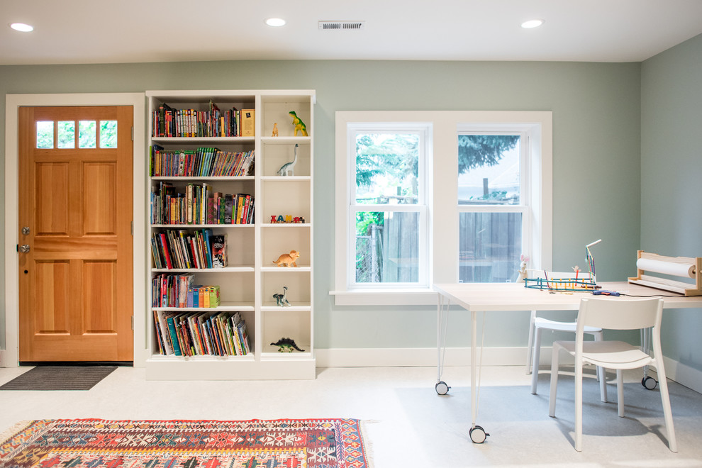 Aménagement d'une chambre d'enfant de 4 à 10 ans craftsman avec un mur vert et un sol blanc.