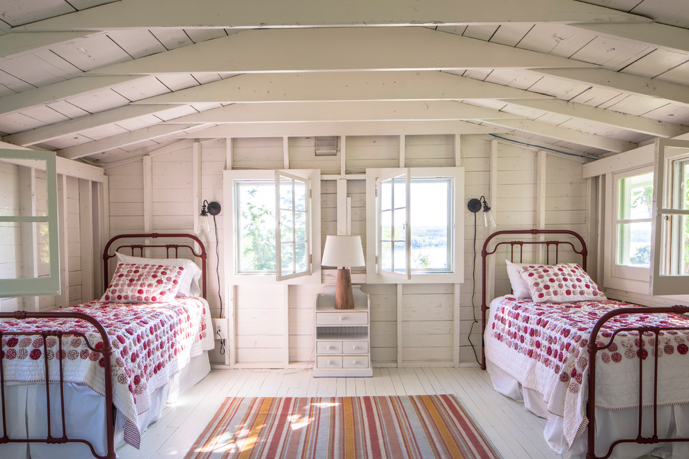 Diseño de dormitorio infantil escandinavo con paredes blancas y suelo de madera pintada