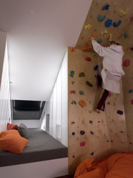 Imagen de dormitorio infantil de 4 a 10 años bohemio grande con paredes blancas y moqueta
