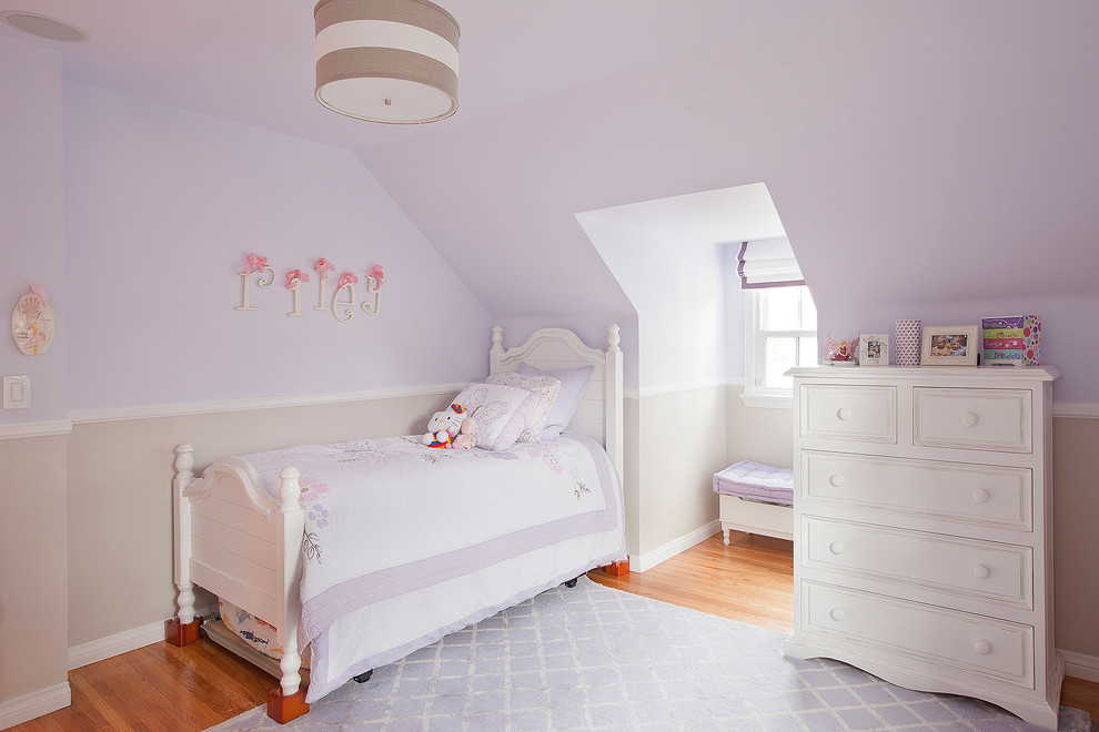 Idee per una cameretta per bambini da 4 a 10 anni classica con pareti viola e pavimento in legno massello medio