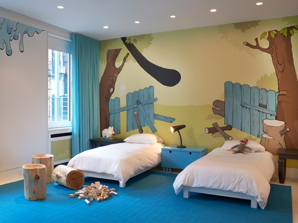 Inredning av ett modernt pojkrum kombinerat med sovrum och för 4-10-åringar, med flerfärgade väggar och ljust trägolv