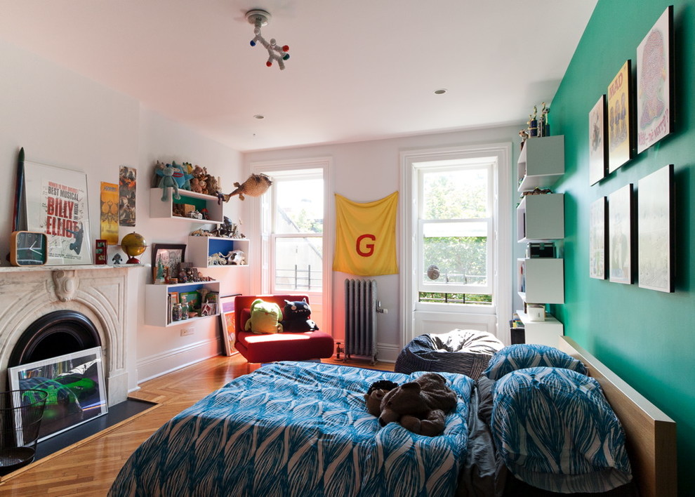 Modern inredning av ett barnrum kombinerat med sovrum