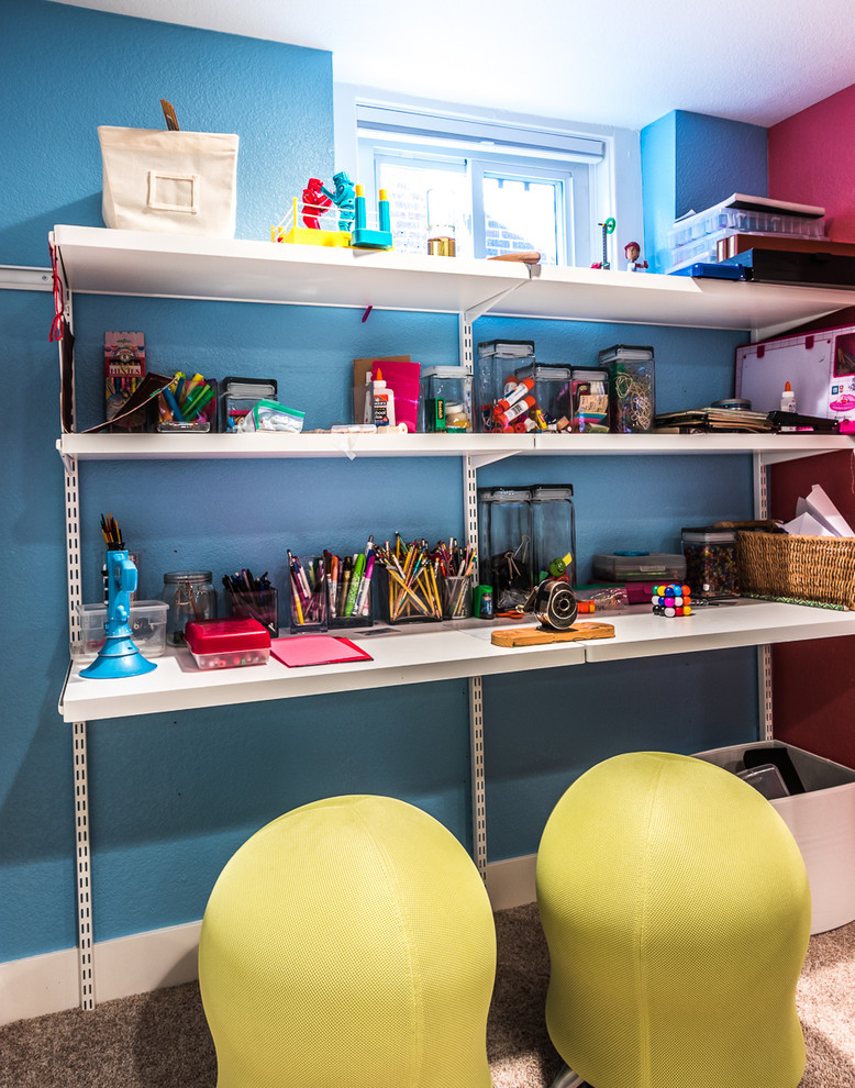 Idee per una cameretta per bambini di medie dimensioni con pareti multicolore, moquette e pavimento beige