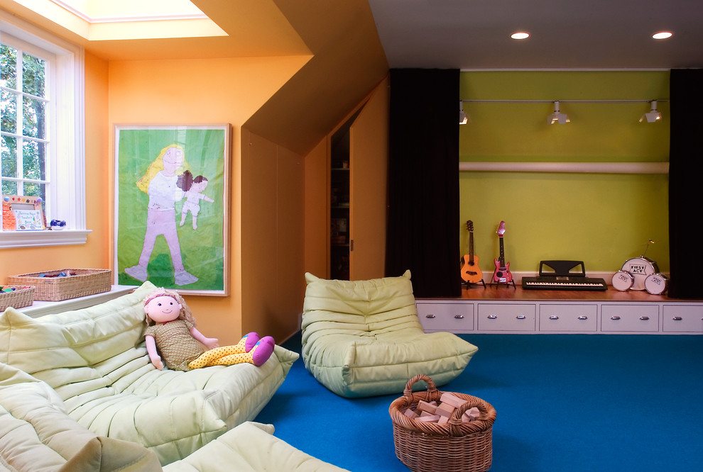 Modern inredning av ett mellanstort könsneutralt barnrum kombinerat med lekrum och för 4-10-åringar, med flerfärgade väggar, heltäckningsmatta och blått golv