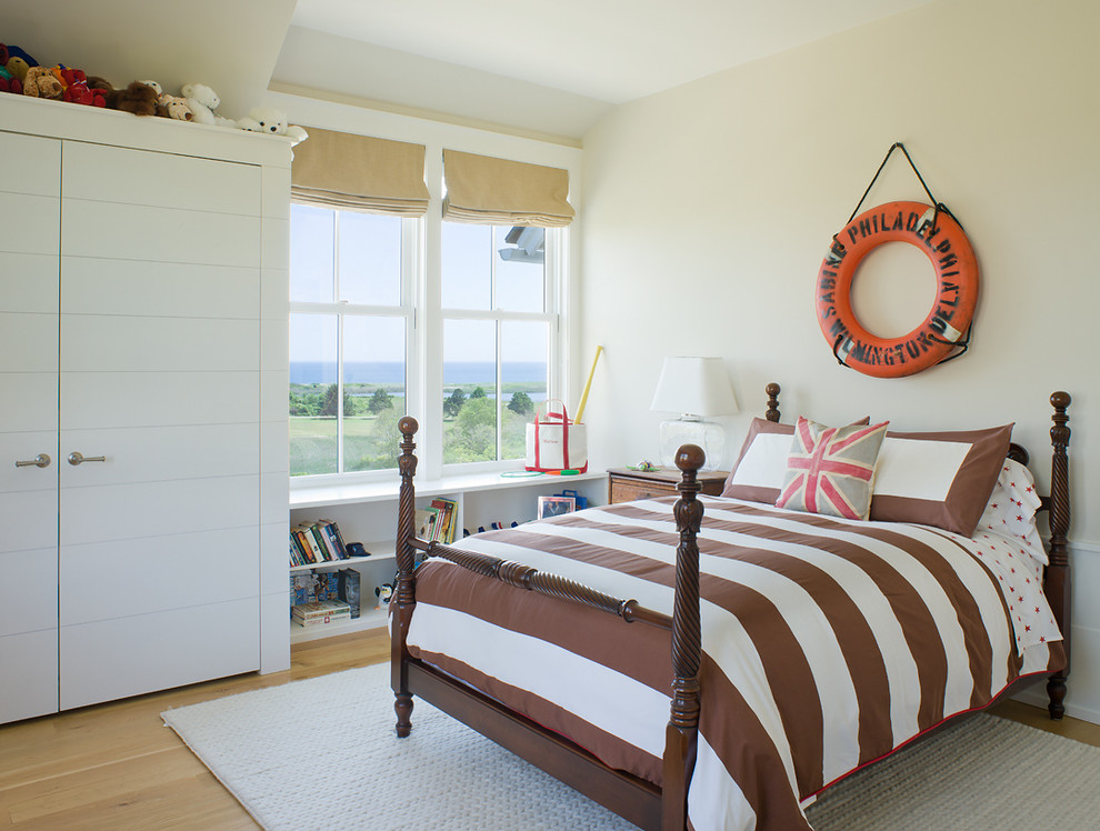 Neutrales Landhausstil Kinderzimmer mit Schlafplatz, weißer Wandfarbe und braunem Holzboden in Providence