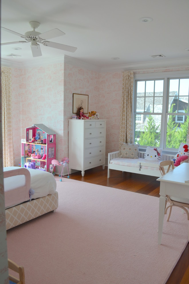 Immagine di una cameretta per bambini da 4 a 10 anni classica di medie dimensioni con pareti rosa e parquet scuro
