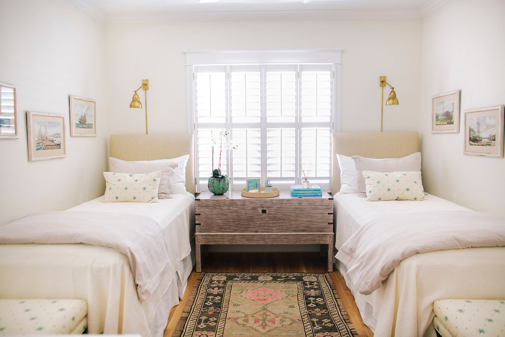 Réalisation d'une chambre d'enfant de 4 à 10 ans marine de taille moyenne avec un mur blanc et parquet clair.