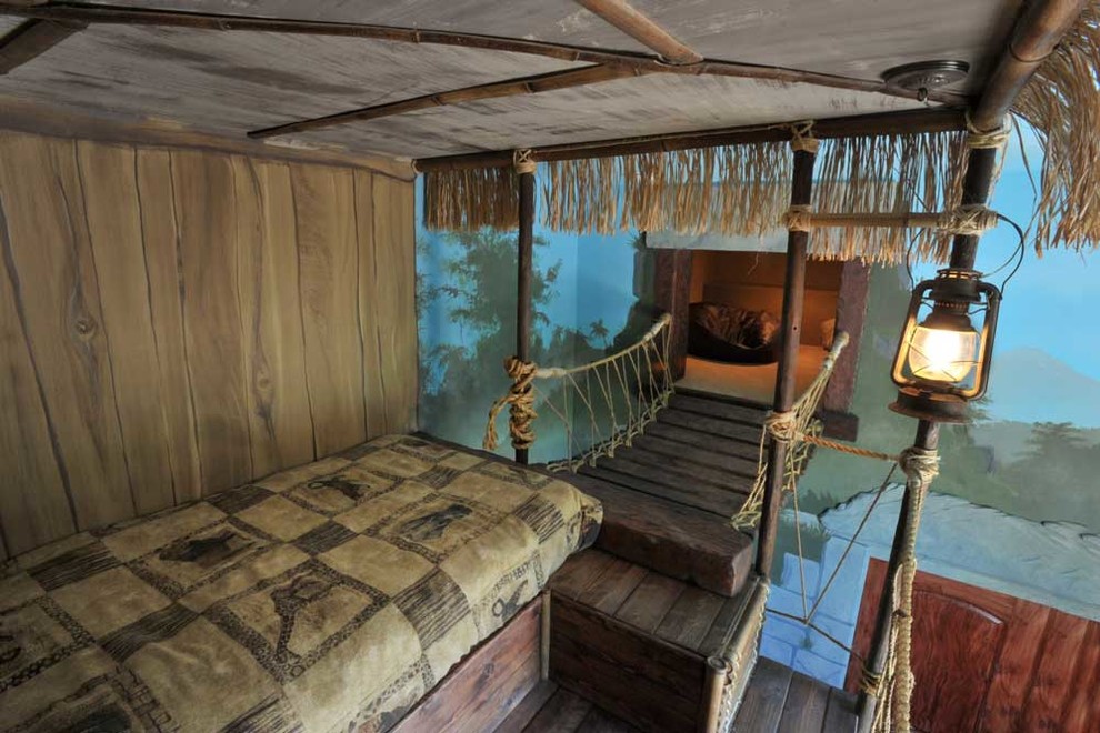 Idéer för att renovera ett stort tropiskt könsneutralt barnrum kombinerat med sovrum och för 4-10-åringar, med flerfärgade väggar, mörkt trägolv och brunt golv