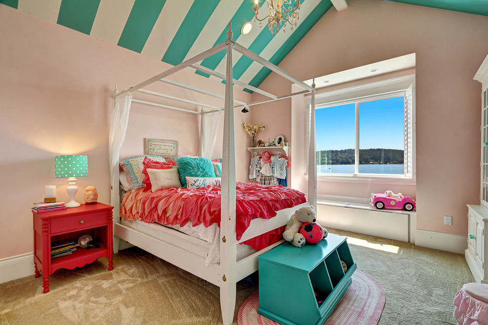 Klassisches Mädchenzimmer mit Schlafplatz, rosa Wandfarbe, Teppichboden und beigem Boden in Seattle