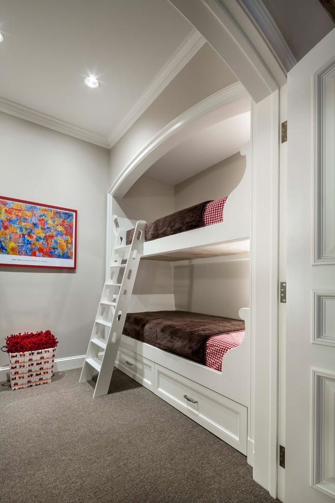 Neutrales Stilmix Kinderzimmer mit Schlafplatz, weißer Wandfarbe, Teppichboden und buntem Boden in Sonstige