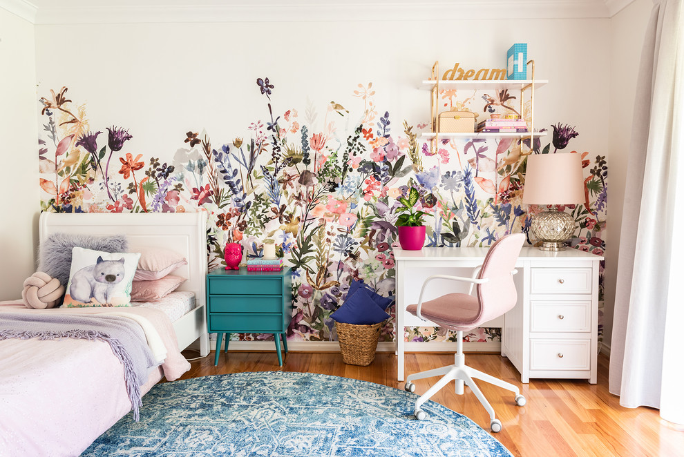 パースにあるコンテンポラリースタイルのおしゃれな子供部屋 (ピンクの壁、無垢フローリング、茶色い床) の写真