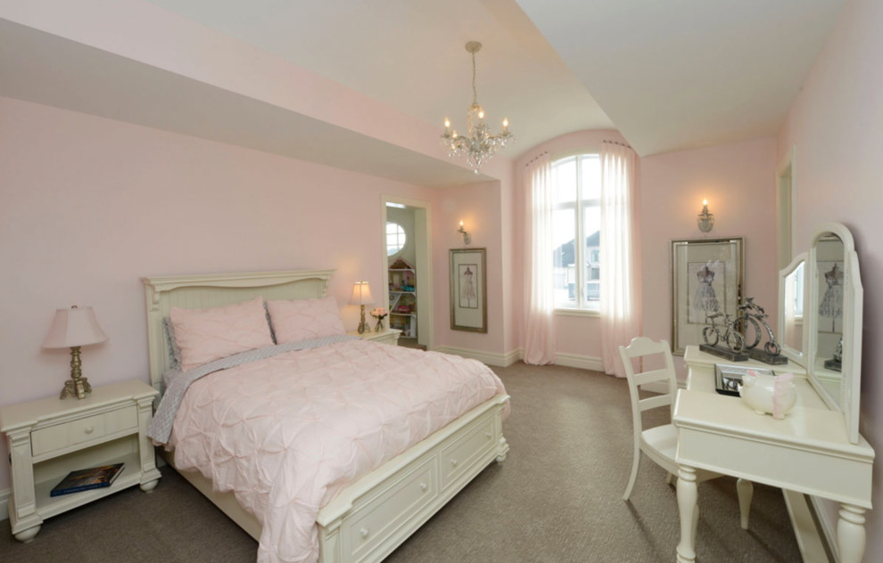 Großes Shabby-Look Mädchenzimmer mit Schlafplatz, rosa Wandfarbe, Teppichboden und beigem Boden in Toronto